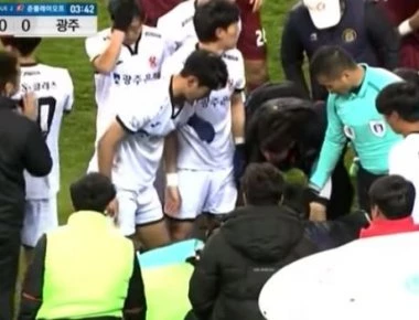 Ανατριχιαστικό βίντεο: Κορεάτης ποδοσφαιριστής έσπασε τον αυχένα του! (βίντεο)